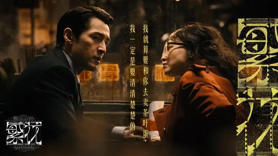 幕光志第128期杂志架主视觉，苔绿与陶土橙叠放的刊物封面